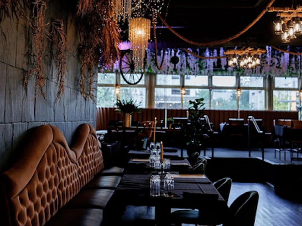 Deluxe Fun Dining
