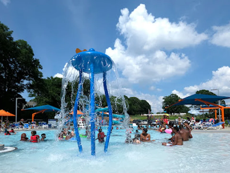 Foto de Double Oaks Pool - Family Aquatic Center